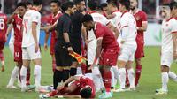 Pemain depan timnas Indonesia, Dendy Sulistyawan terkapar usai ditekel pemain Vietnam pada laga kandang semifinal Piala AFF 2022 melawan Vietnam di Stadion Utama Gelora Bung Karno, Jakarta, Jumat (6/1/2023). Laga berlangsung ketat, kedua tim saling adu serang. Laga berakhir imbang 0-0. (Liputan6.com/Helmi Fithriansyah)