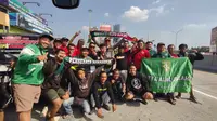 Persis Fans bersama Kapolres Surakarta Sambut Rombongan Bonek di PintunTol Solo (Dewi Divianta/Liputan6.com)