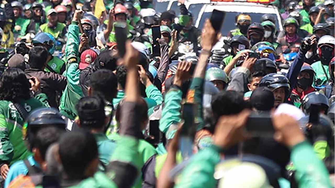 FOTO: Ribuan Ojol Antar Kepergian Affan ke Peristirahatan Terakhir