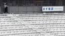 Tribun penonton di New National Stadium yang dalam pembangunan pada tur media ke sejumlah venue Olimpiade Tokyo 2020 di Tokyo, Rabu (18/7). Dewan Olahraga Jepang mengatakan proyek ini sudah mencapai 40 persen jelang upacara pembukaan. (AP/Koji Sasahara)