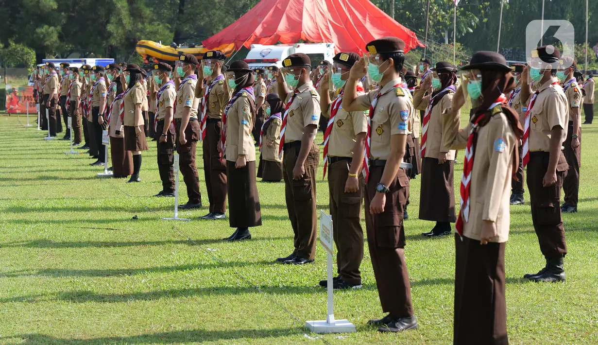 Anggota Pramuka mengikuti apel di Taman Rekreasi Wiladatika, Cibubur, Jakarta, Rabu (28/10/2020). Peringati Sumpah Pemuda ke-92, Kwartir Nasional Gerakan Pramuka menggelar apel kesiapsiagaan pramuka penanggulangan covid-19. (Liputan6.com/Herman Zakharia)