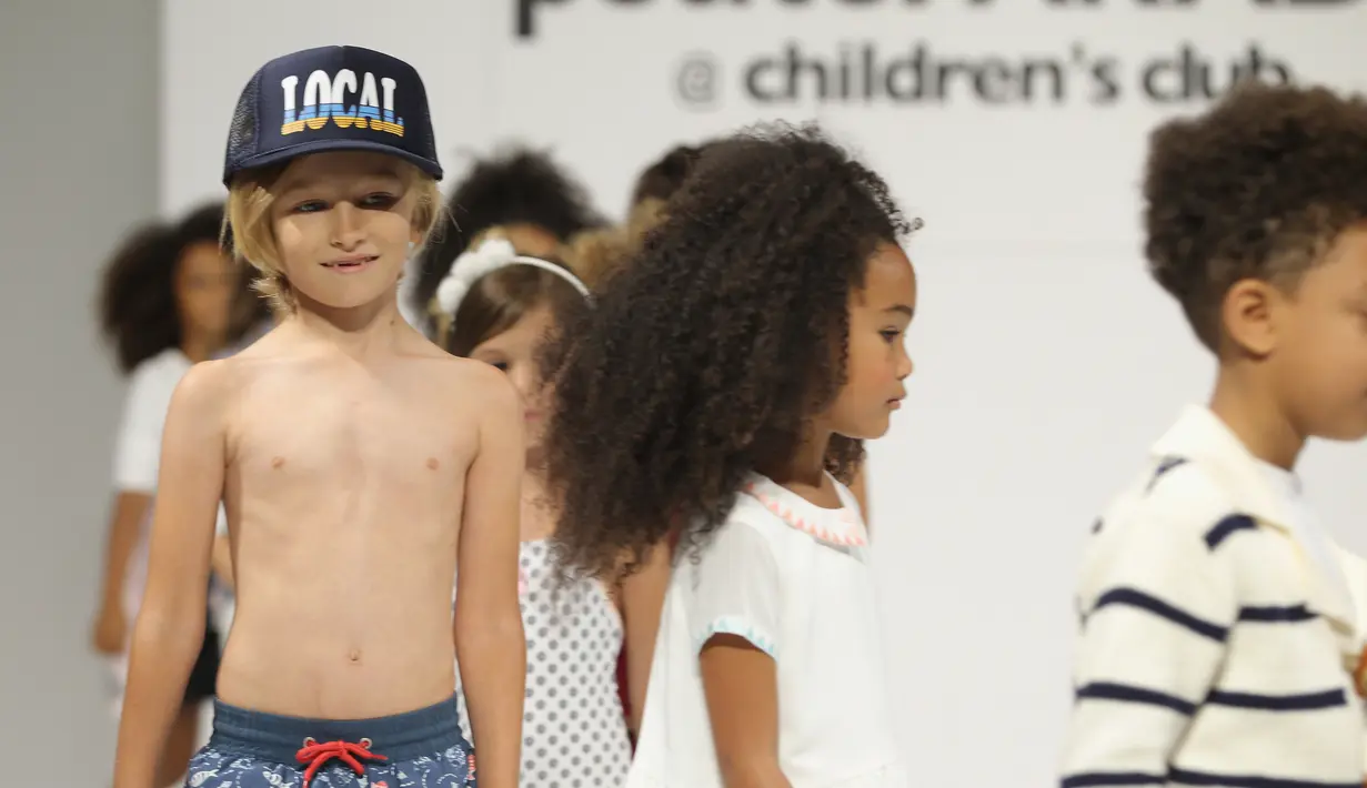 Para model cilik berjalan di atas catwalk membawakan koleksi True Religion pada saat petitePARADE di Children's Club di Jacob Javitz Center di New York City (6/8). (JP Yim / Getty Images untuk petitePARADE / AFP)