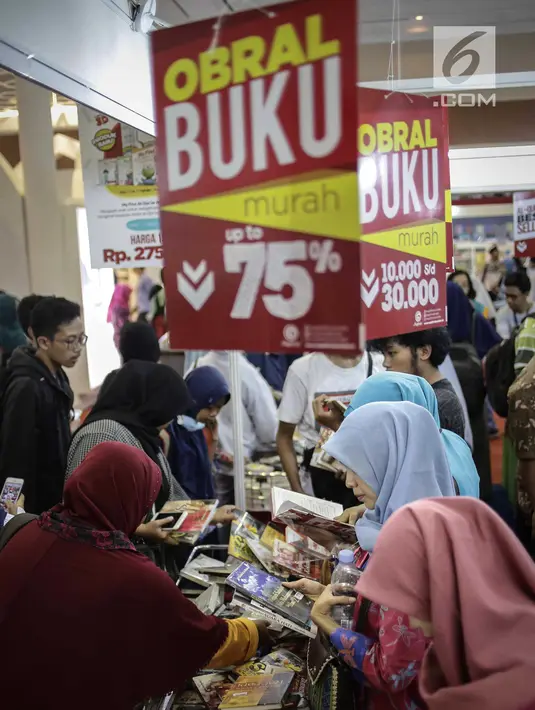 Suasana saat pengunjung melihat-lihat buku di Islamic Book Fair 2018 di JCC, Jakarta, Jumat (20/4). Pameran tahun ini menghadirkan 53 ribu judul buku islami. (Liputan6.com/Faizal Fanani)
