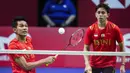 Atlet bulutangkis ganda putra Indonesia, Fajar Alfian dan Muhammad Rian Ardianto saat melawan wakil China dalam final Piala Thomas 2020 yang berlangsung di Denmark, Minggu (17/10/2021). (AP/Ritzau Scanpix/Claus Fisker)