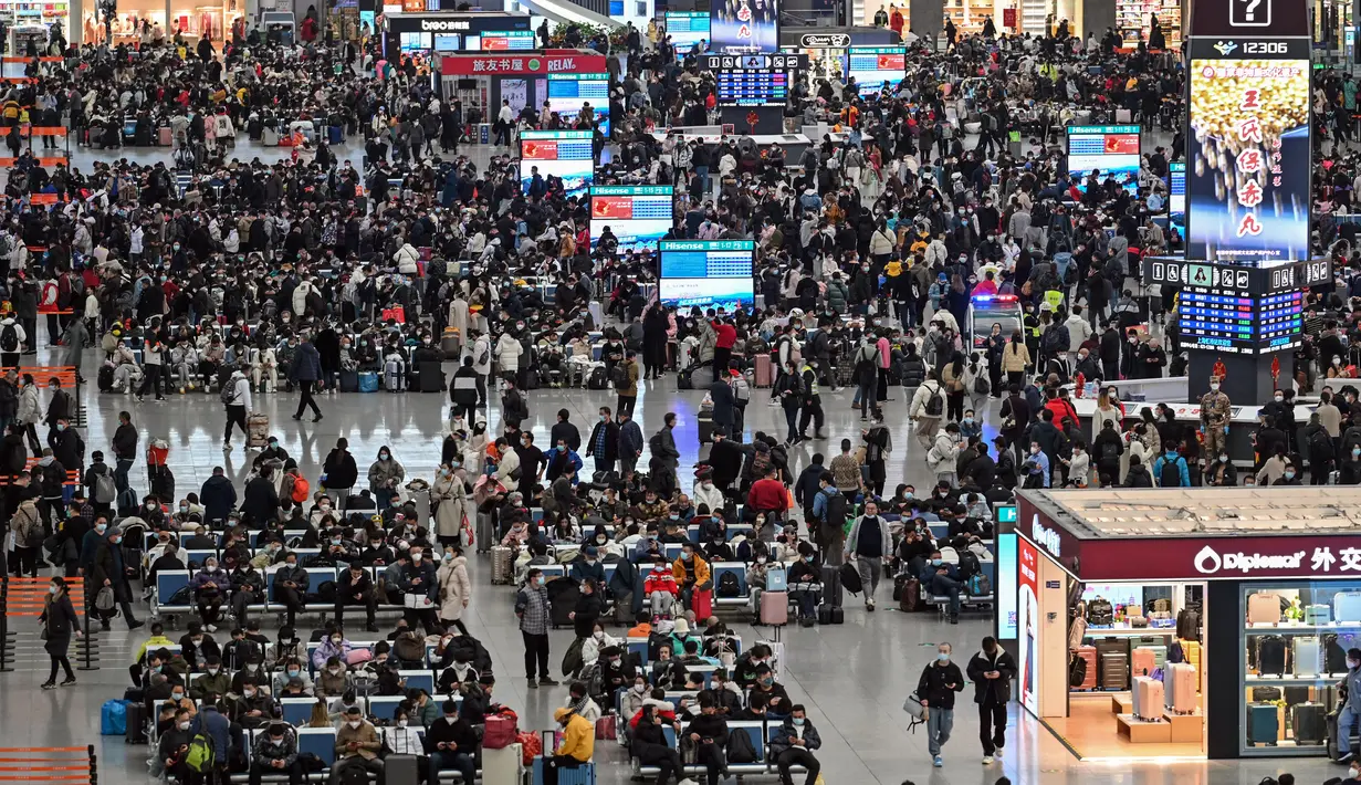 <p>Calon penumpang menunggu kereta di Stasiun Hongqiao, Shanghai China, 11 Januari 2023. Migrasi tahunan di China dimulai dengan orang-orang kembali ke kampung halaman mereka untuk merayakan Tahun Baru Imlek. (Hector RETAMAL/AFP)</p>