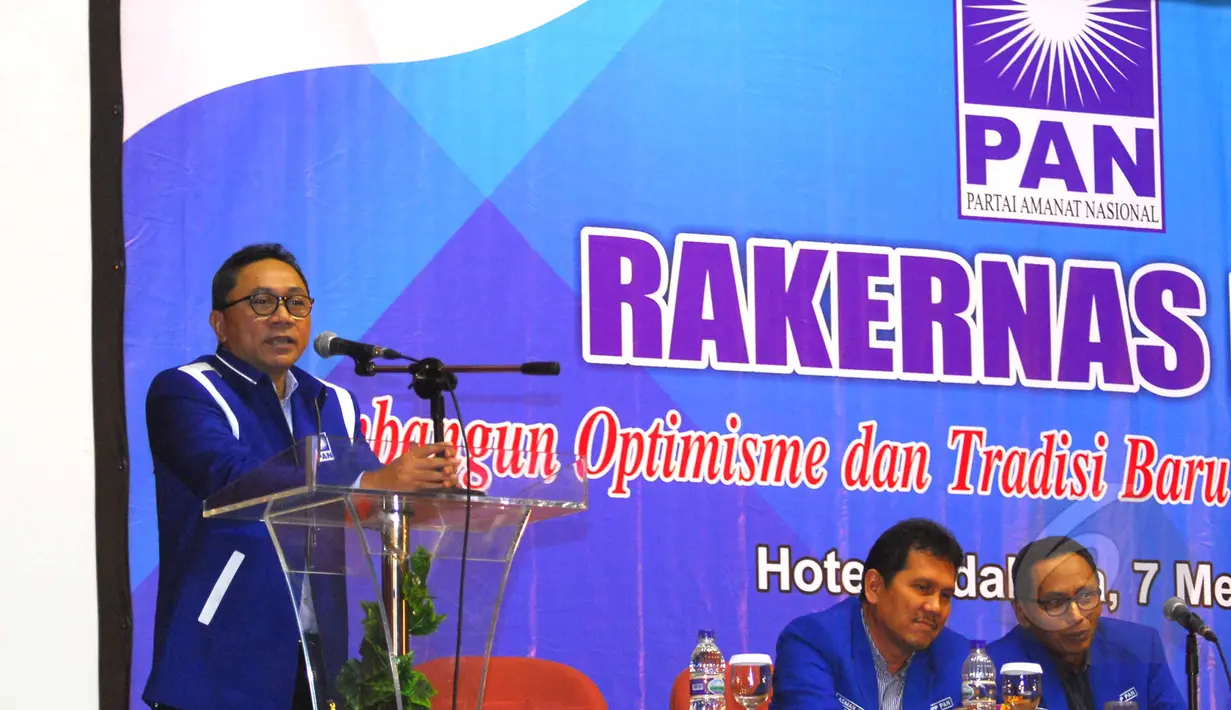 Ketum PAN Zulkifli Hasan, memberikan pidato penutupan Rakernas I DPP PAN, di Jakarta, Kamis (7/5/2015). Rakernas tersebut membahas mengenai konsolidasi persiapan pemilihan kepala daerah serentak 2015. (Liputan6.com/Helmi Afandi)
