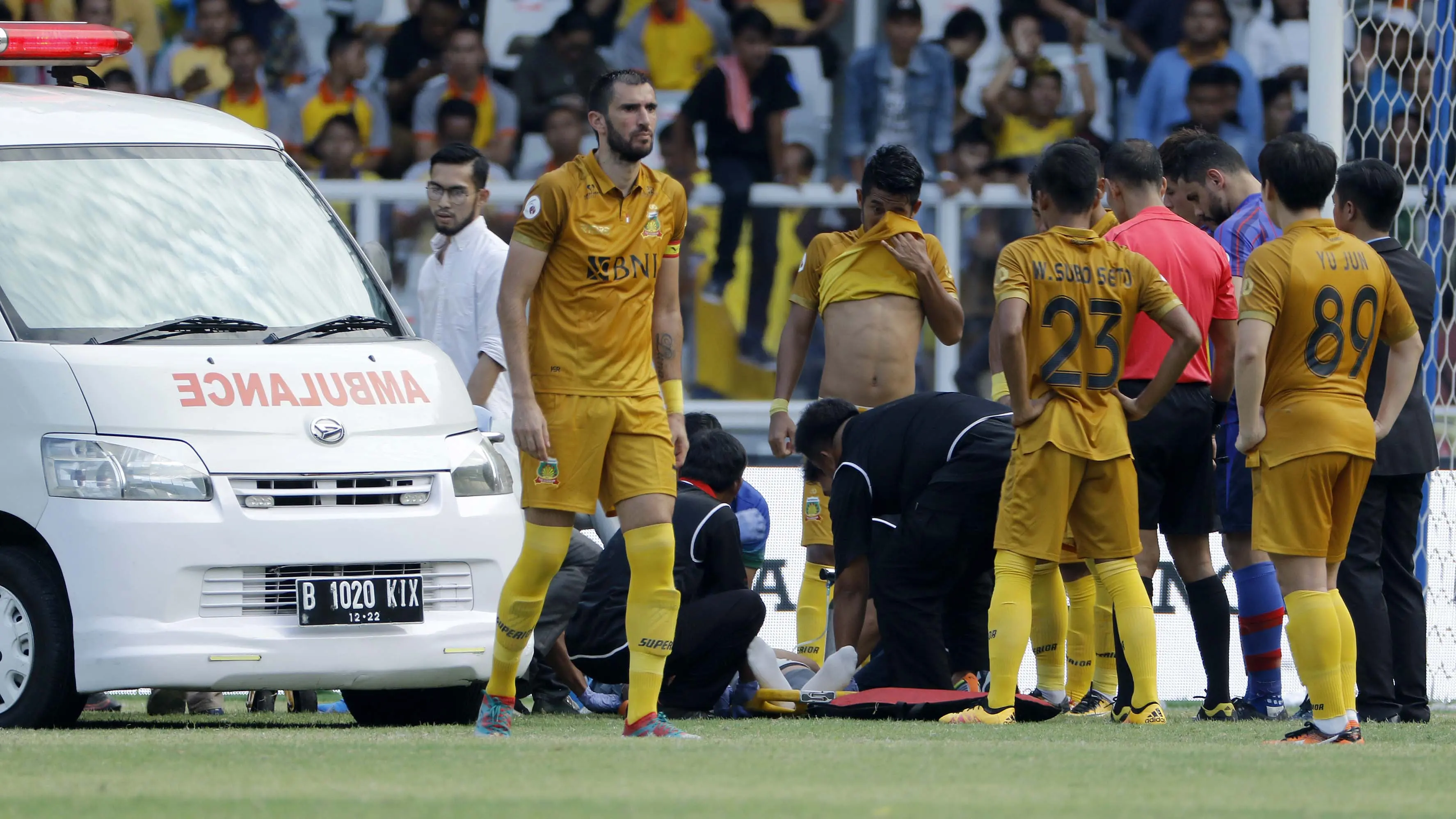 Awan Setho kiper Bhayangkara FC dievakuasi setelah insiden tabrakan dengan pemain FC Tokyo dalam laga persahabatan yang digelar di Stadion Utama Gelora Bung Karno, Senayan, Jakarta pada Sabtu (27/1/2018). (Bola.com/Peksi Cahyo)