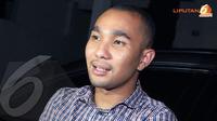 Tidak saja Ayu Ting Ting yang bahagia dengan perceraiannya, sang mantan, Enji pun sangat bahagia.