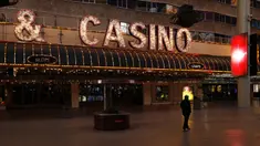 Seseorang berjalan melewati Fremont Street yang sepi setelah perintah penutupan kasino akibat virus corona COVID-19 di Las Vegas, Amerika Serikat, Rabu (18/3/2020). Gubernur Nevada Steve Sisolak menutup sejumlah tempat perjudian di Las Vegas akibat virus corona COVID-19. (AP Photo/John Locher)