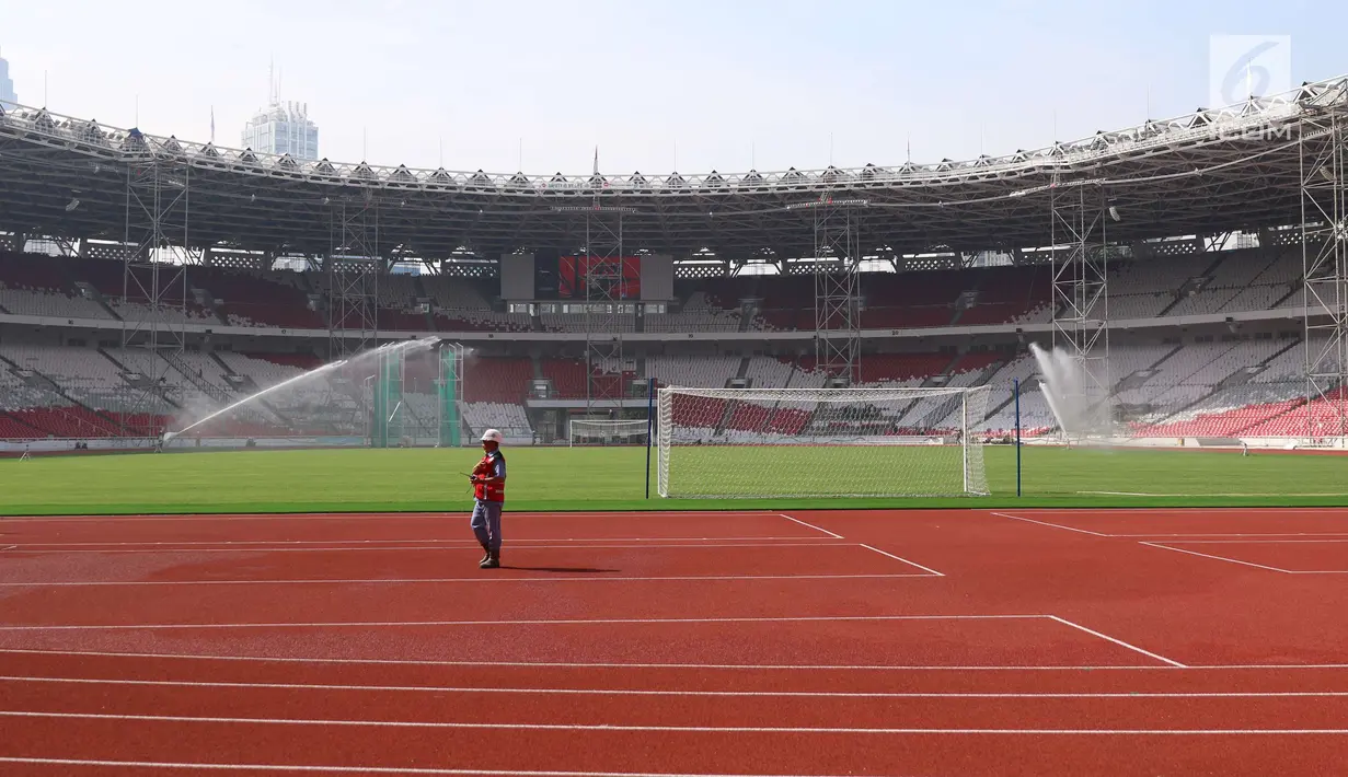 Pekerja berada di area proyek renovasi Stadion Utama Gelora Bung Karno, Jakarta, Kamis (23/11). Kementerian PUPR menargetkan seluruh venue olahraga untuk Asian Games XVIII selesai akhir Desember 2017. (Liputan6.com/Angga Yuniar)