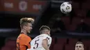 Gelandang Belanda, Luuk de Jong berebut bola udara dengan pemain Latvia, Antonijs Cernomiordijs dalam lanjutan Kualifikasi Piala Dunia 2022 zona Eropa Grup G di Johan Cruyff ArenA, Minggu (28/3/2021). Belanda menang atas Latvia 2-0. (AP Photo/Peter Dejong)