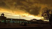 Awan badai bergumul ketika Badai Tropis Dorian bergerak menuju St Michael Parish, Barbados, Senin, 26 Agustus 2019. (Chris Brandis / AP)