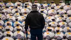 Pedagang grosir berdiri di depan barisan ikan tuna beku selama lelang Tahun Baru di pasar ikan Toyosu di Tokyo, Jepang, Rabu (5/1/2022). Dalam tradisi berbagai jenis ikan tuna berbagai ukuran hingga yang termahal ditampilkan dalam acara lelang Tahun Baru di pasar ikan Toyosu. (Philip FONG / AFP)