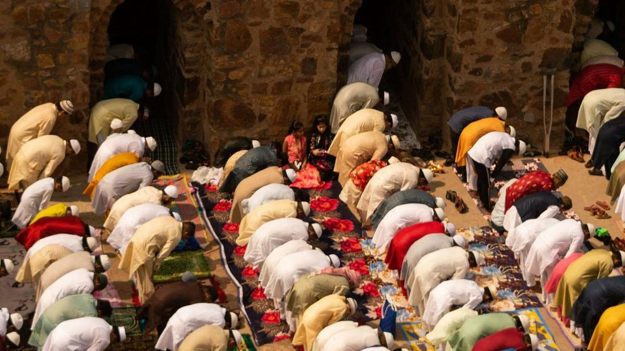 14. Khutbah Setelah Sholat: Setelah menyelesaikan dua rakaat sholat, diikuti dengan mendengarkan khutbah.