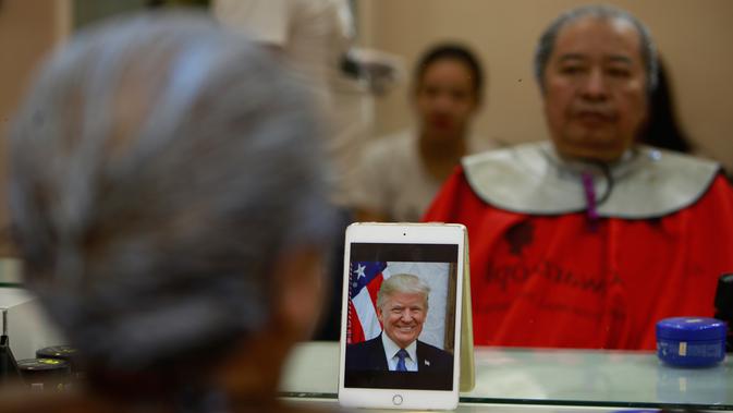 Rambut Le Phuc Hai dipangkas mirip gaya Presiden AS, Donald Trump di Hanoi, 19 Februari 2019. Salah satu salon di Vietnam menawarkan jasa potong rambut gratis ala Trump dan Kim Jong-un jelang pertemuan keduanya pada 27-28 Februari mendatang. (AP/Hau Dinh)