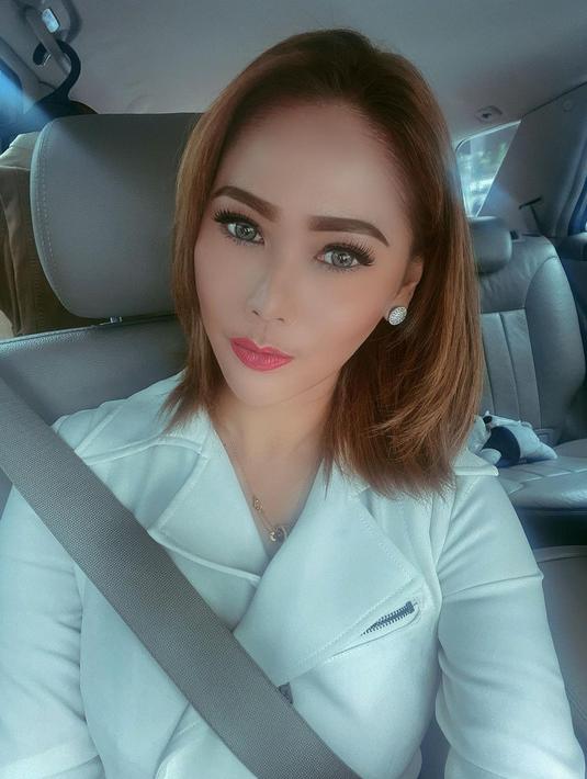 <p>Tak ada angin tak ada hujan, Inul Daratista curhat soal romantika kerja keras banting tulang cari uang. Curahan hati Nyonya Adam Suseno tertuang di akun Instagram terverifikasi, pada Selasa (11/10/2022) bersama sebuah swafoto di dalam mobil. Inul Daratista melontar uneg-uneg soal siapa yang doyan duit, konsistensi dalam kerja, hingga pentingnya memilih teman. (Foto: Dok. Instagram @inul.d)</p>