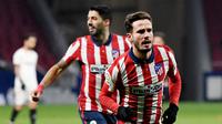Pemain Atletico Madrid, Saul Niguez, melakukan selebrasi usai mencetak gol ke gawang Sevilla pada laga Liga Spanyol di Stadion Wanda Metropolitano, Selasa (12/1/2021). Atletico Madrid menang dengan skor 2-0. (AFP/Pierre-Philippe Marcou)