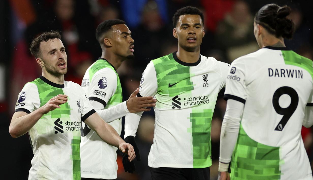 Pemain Liverpool, Diogo Jota (kiri) merayakan gol bersama Darwin Nunez (kanan) pada laga lanjutan Liga Inggris 2023/2024 melawan Bournemouth di Vitality Stadium, Bournemouth, Inggris, Minggu (21/01/2024) waktu setempat. (AFP/Adrian Dennis)
