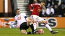 Pemain MU, Guillermo Varela (kanan), berebut bola dengan pemain Derby County, Stephen Warnock, dalam laga putaran keempat Piala FA, di Stadion Pride Park, Sabtu (30/1/2016) dini hari WIB. (Action Images via Reuters/Carl Recine)