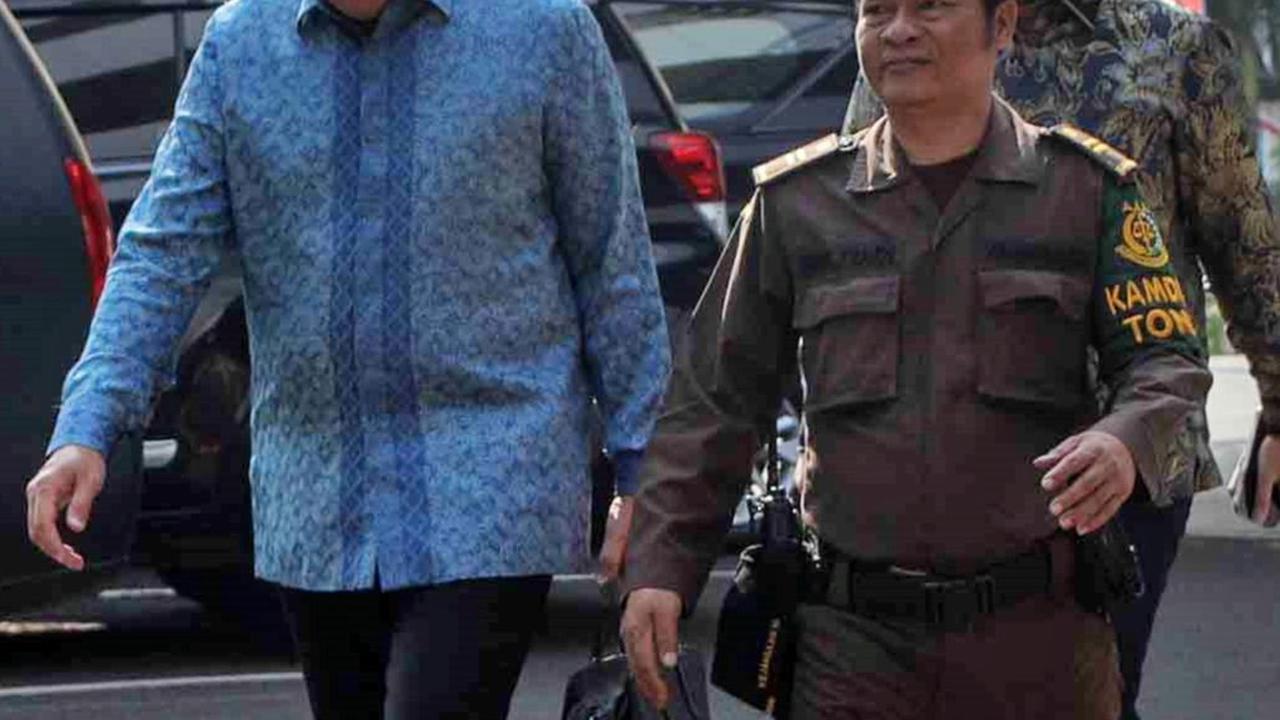 Saat tiba, M Lutfi tampak didampingi rekannya dan petugas Kejagung yang mengawal dirinya hingga masuk ke dalam gedung.
