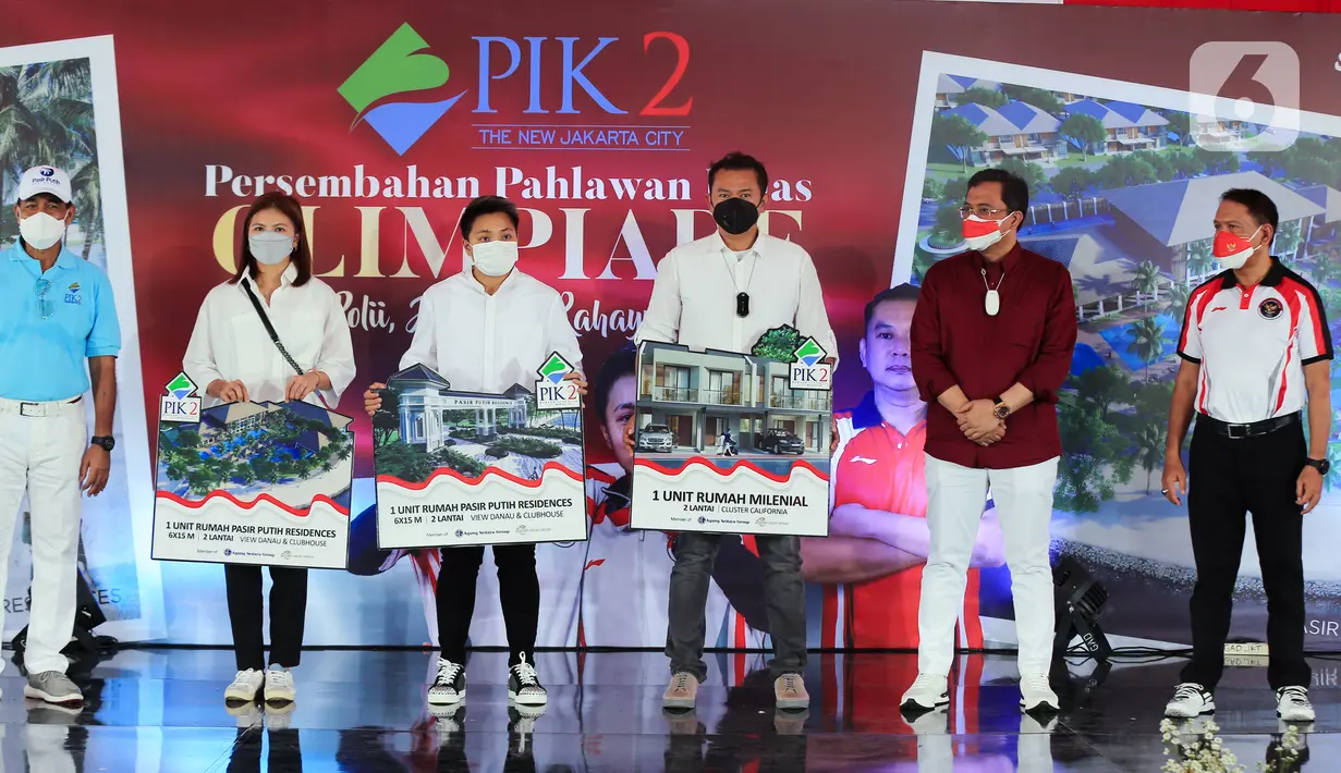 (ki-ka) Dirut PIK2 Nono Sampono, peraih mendali emas Olimpiade Tokyo 2020 Greysia Polii, Apriyani Rahayu, pelatih Eng Hian Ketua Umum PBSI Agung Firman Sampurna dan Menpora Zainudin Amali foto bersama pada acara penyerahan hadiah rumah Agung Sedayu Group di PIK2, Minggu (22/08).(Liputan6.com/HO/Bon)