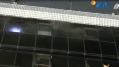 Petugas pemadam kebakaran DKI Jakarta kesulitan menjangkau titik api karena asap di ruangan yang terbakar sangat pekat.