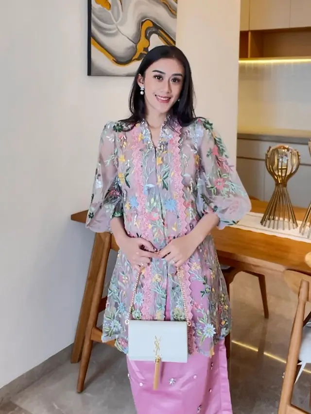 8 Inspirasi Kebaya Mewah Kusuma Puteri, Cucu dari Mooryati Soedibyo yang Berprofesi sebagai Dokter Kecantikan