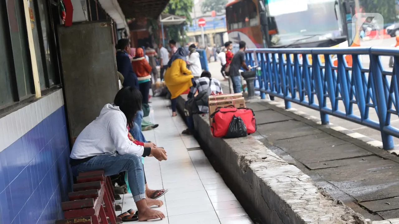 FOTO: Aturan Masih Disiapkan, Pemudik Tetap Datangi Terminal Kampung Rambutan
