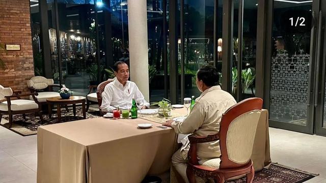 Presiden Joko Widodo (Jokowi) membagikan momen saat sedang makan berdua Presiden terpilih, Prabowo Subianto di Hutan Kota by Plataran, kawasan Gelora Bung Karno (GBK) Jakarta, Selasa (8/10/2024). (Instagram)