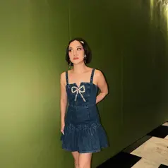Alih-alih memilih outfit formal, ia tampil youthful dengan mini dress denim bernuansa coquette yang manis dan playful. [@itsmebcl].