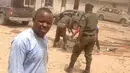 Petugas kepolisian saat mengamankan lokasi di kantor polisi di kota Yola , Nigeria 25 Februari 2016. Daerah Afrika ini mengalami berbagai serangan yang diduga terkait gerakan bernama  Boko Haram. (REUTERS / Stringer)