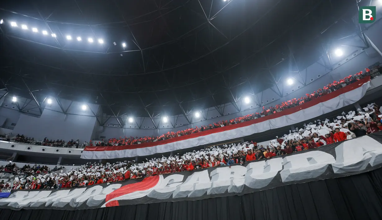 Suporter Timnas Futsal Indonesia saat pertandingan melawan Irak dalam laga Grup A Piala Asia Futsal 2026 di Indonesia Arena, Jakarta, Sabtu (31/1/2026). (Bola.com/Bagaskara Lazuardi)