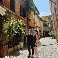 Pasutri baru Thariq Halilintar dan Aaliyah Massaid memilih Roma sebagai destinasi honeymoon mereka. Di beberapa potret terbaru yang diunggah Aaliyah Massaid, couple ini kompak mengenakan outfit serba hitam. [Foto: Instagram/aaliyah.massaid]