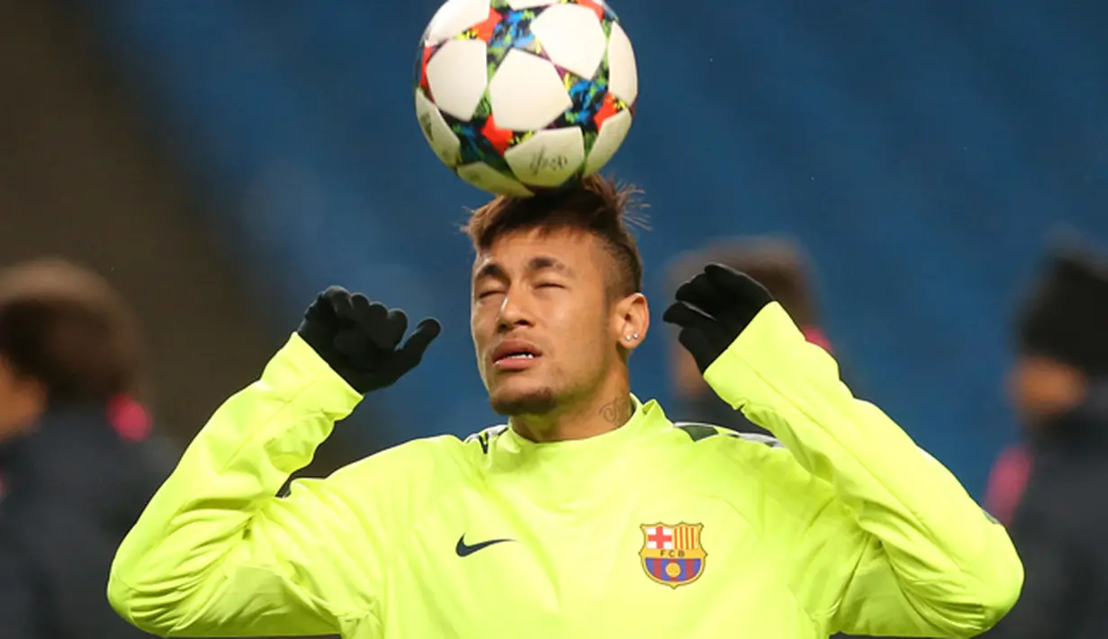 Neymar menyundul bola saat latihan di Etihad Stadium, Inggris, Selasa (24/2/2015). Manchester City akan menjamu Barcelona di leg pertama Liga Champion di Etihad Stadium pada Rabu (25/2/2015).(Reuters/Carl Recine)