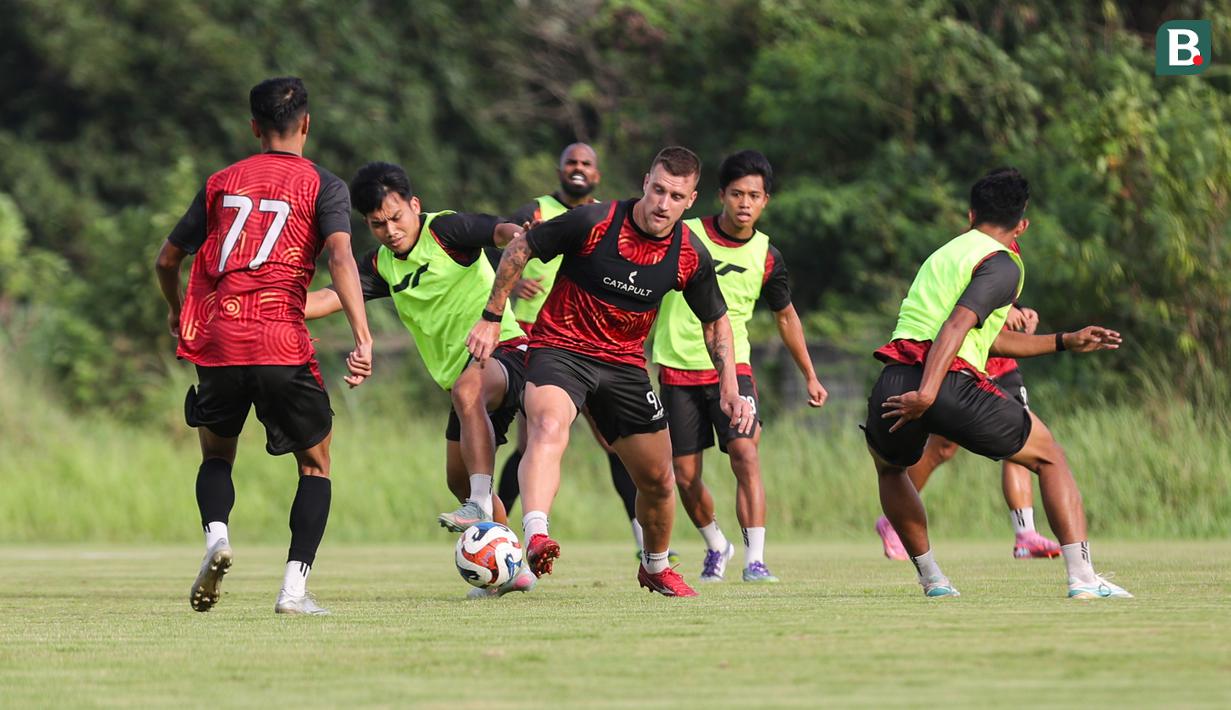 Fabio Calonego (tengah) berebut bola dengan Witan Sulaeman pada saat sesi latihan Persija Jakarta yang bertempat di Persija Training Ground, Bojongsari, Rabu (5/11/2025).