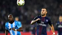 Striker PSG, Jese Rodriguez, berebut bola dengan pemain Olympique Marseille, Baptiste Aloe, pada laga Liga 1 Prancis di Stadion Parc des Princes, Minggu (23/10/2016). Jese resmi meninggalkan PSG dan bergabung ke Stoke City. (AFP/Franck Fife)