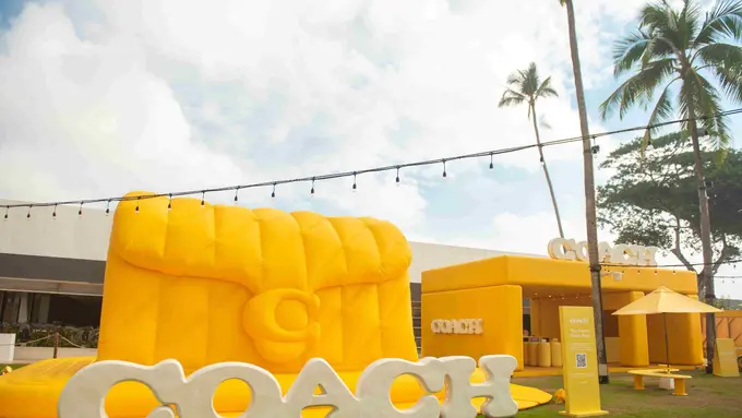 Coach Bawa Bouncy Tabby Inflatable Raksasa di FINNS Beach Club Bali