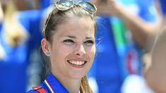 Seorang suporter cantik asal Italy tengah bersiap menyaksikan timnya melawan Swedia pada laga grup E Euro Cup 2016 di Stadion Municipal, Toulouse, Jumat (17/6/2016) WIB. (AFP/Vincenzo Pinto)