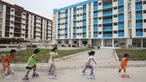 Anak-anak bermain di sekitar Rusun Rawa Bebek, Jakarta Timur, Kamis (6/10). Hari ini, sebanyak 27 keluarga dari 4 RW di Bukit Duri, Jaksel, mengikuti pengundian dan mengambil kunci untuk menempati Rusun Rawa Bebek. (Liputan6.com/Immanuel Antonius)
