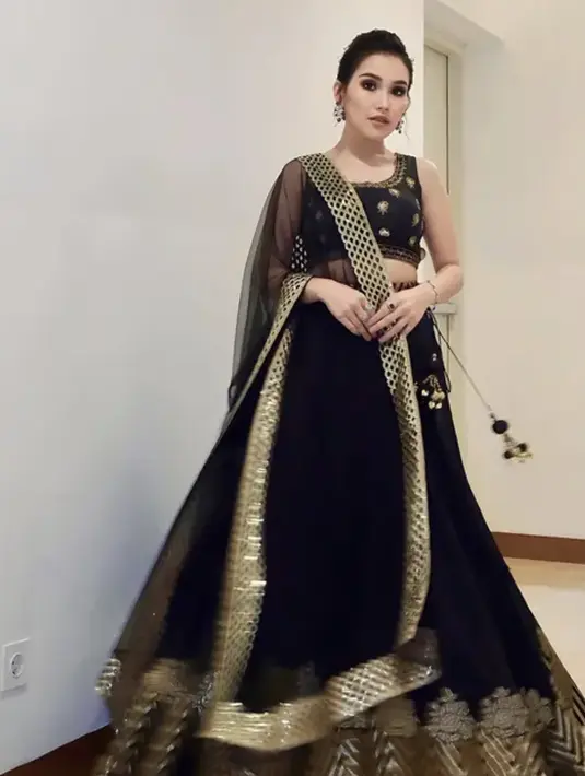 <p>Ayu Ting Ting tampil bold dengan kain sari bernuansa hitam dan emas, gaya ini semakin hadirkan kesan yang begitu memesona. [Foto: Instagram/ Ayu Ting Ting]</p>