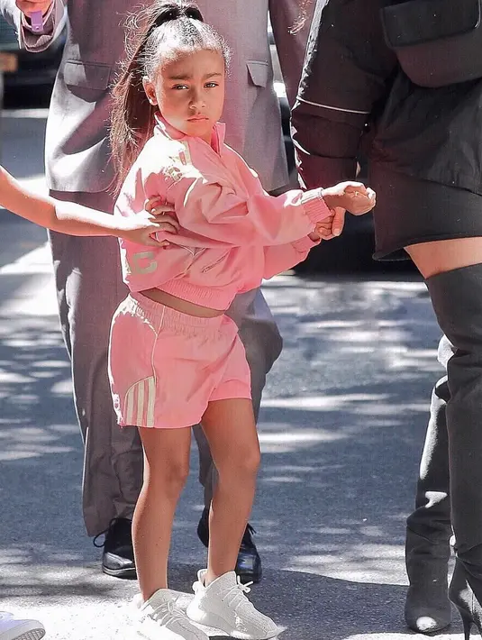 "Tentu saja North sangat mencintai Saint. Namun ia masih suka cemburu," ujar Kim. (instagram/kimkardashian)