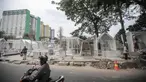 Pekerja melakukan proses pembangunan pusat usaha kuliner di Jalan Matraman Dalam tepatnya dekat Masjid Matraman, Kelurahan Pegangsaan, Kecamatan Menteng, Rabu (14/9/2022). Pemerintah Kota (Pemkot) Administrasi Jakarta Pusat bekerja sama dengan Baznas Bazis akan merevitalisasi tempat usaha kuliner seluas 500 meter. (Liputan6.com/Faizal Fanani)