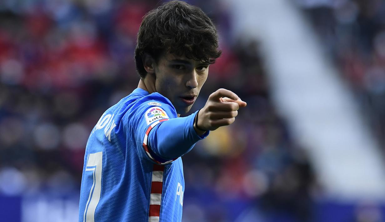 Atletico Madrid sudah unggul 1-0 saat laga baru berjalan tiga menit. Gol dicetak oleh Joao Felix lewat sepakan volinya memanfaatkan umpan sepak pojok Yannick Carrasco yang sempat dihalau kiper Osasuna, Sergio Herrera. (AP/Alvaro Barrientos)