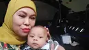 <p>Baby Leslar terlihat sangat menggemaskan ketika ia digendong oleh neneknya, Sukartini. (Foto: instagram.com/mamah_kejora)</p>