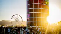 Pengunjung festival dengan instalasi seni Spectra oleh NEWSUBSTANCE selama Festival Musik dan Seni Coachella Valley 2023 pada 21 April 2023 di Indio, California, Amerika Serikat (AS). (Matt Winkelmeyer/Getty Images untuk Coachella/AFP)