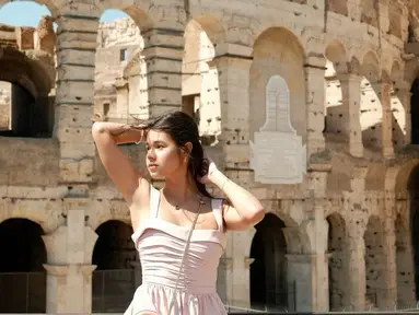 Dalam sejumlah foto yang diunggah di akun Instagram pribadinya, Maria terlihat menikmati setiap momen liburannya. Mulai dari berkeliling di jalanan berbatu di Roma hingga berpose dengan latar belakang koloseum, Maria tampil santai namun tetap stylish. Dengan balutan busana kasual yang chic, penampilannya berhasil memancarkan aura elegan yang seolah menyatu dengan suasana Italia.(Liputan6.com/IG/@mariatheodoree)