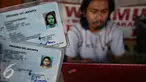 Warga menunjukkan kartu tanda penduduk (KTP) regularnya di Jakarta, Rabu (21/10). Kepala Disdukcapil DKI Jakarta, Edison Sianturi mengatakan, proses perekaman E-KTP di Jakarta dilaksanakan paling lambat 31 Desember 2015. (Liputan6.com/Immanuel Antonius)