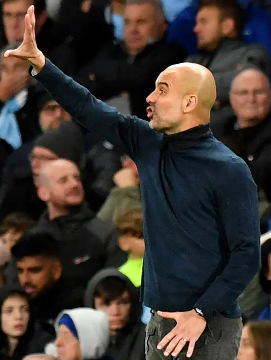 Reaksi pelatih Manchester City Pep Guardiola saat menyaksikan Manchester City menghadapi Dinamo Zagreb pada laga Liga Champions di Stadion City of Manchester, Inggris, Selasa (1/10/2019). The Citizens menang 2-0. (Anthony Devlin/AFP)