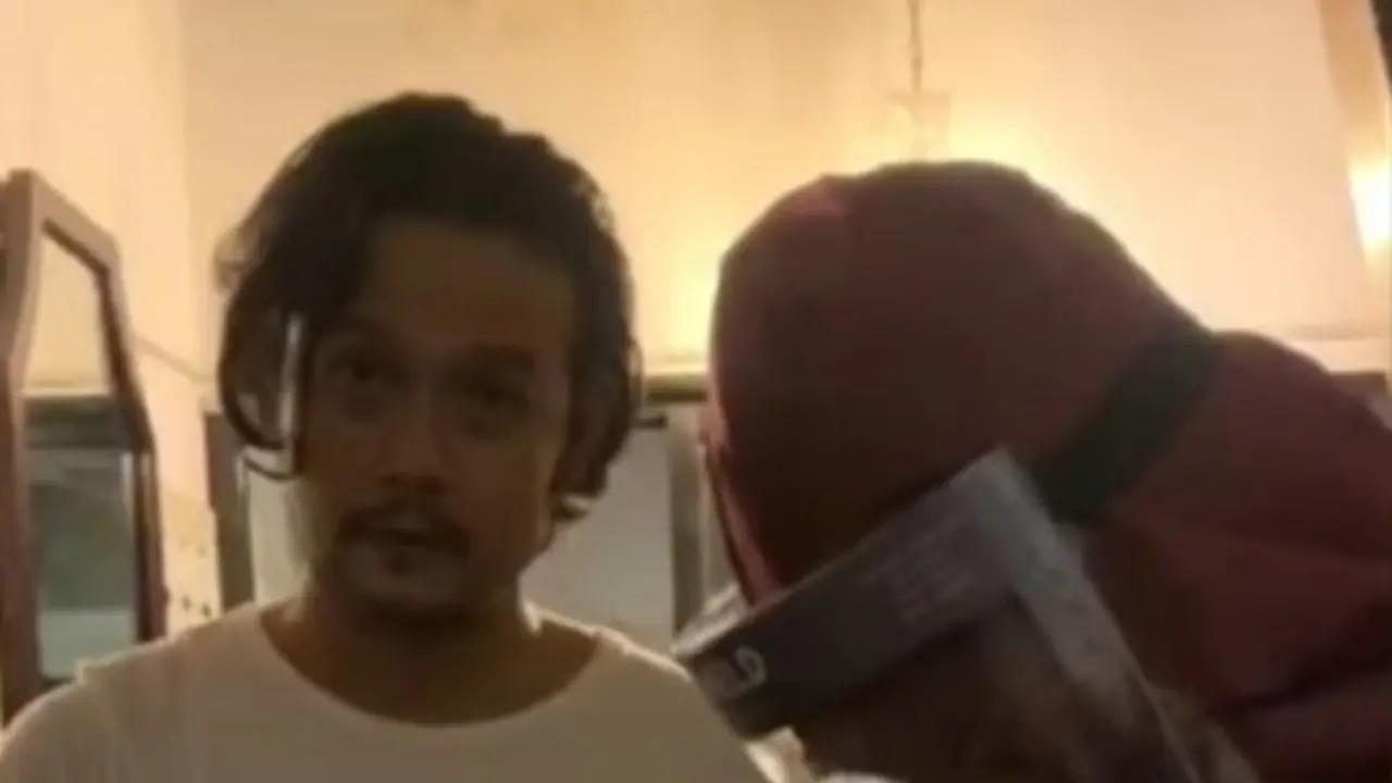 Tidak Melawan dan Kooperatif, Ini 5 Potret Penangkapan Dwi Sasono di Rumahnya