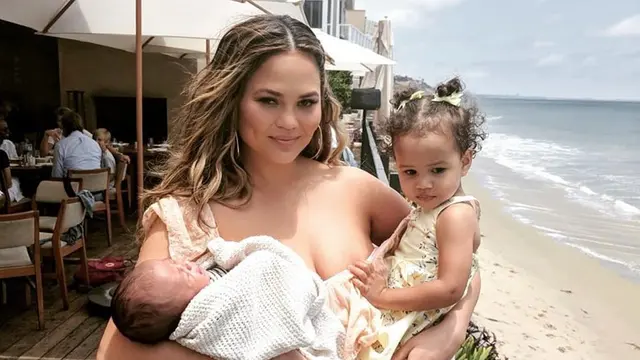 Tanpa Makeup, Ini Gaya Minimalis Chrissy Teigen Liburan ke Bali